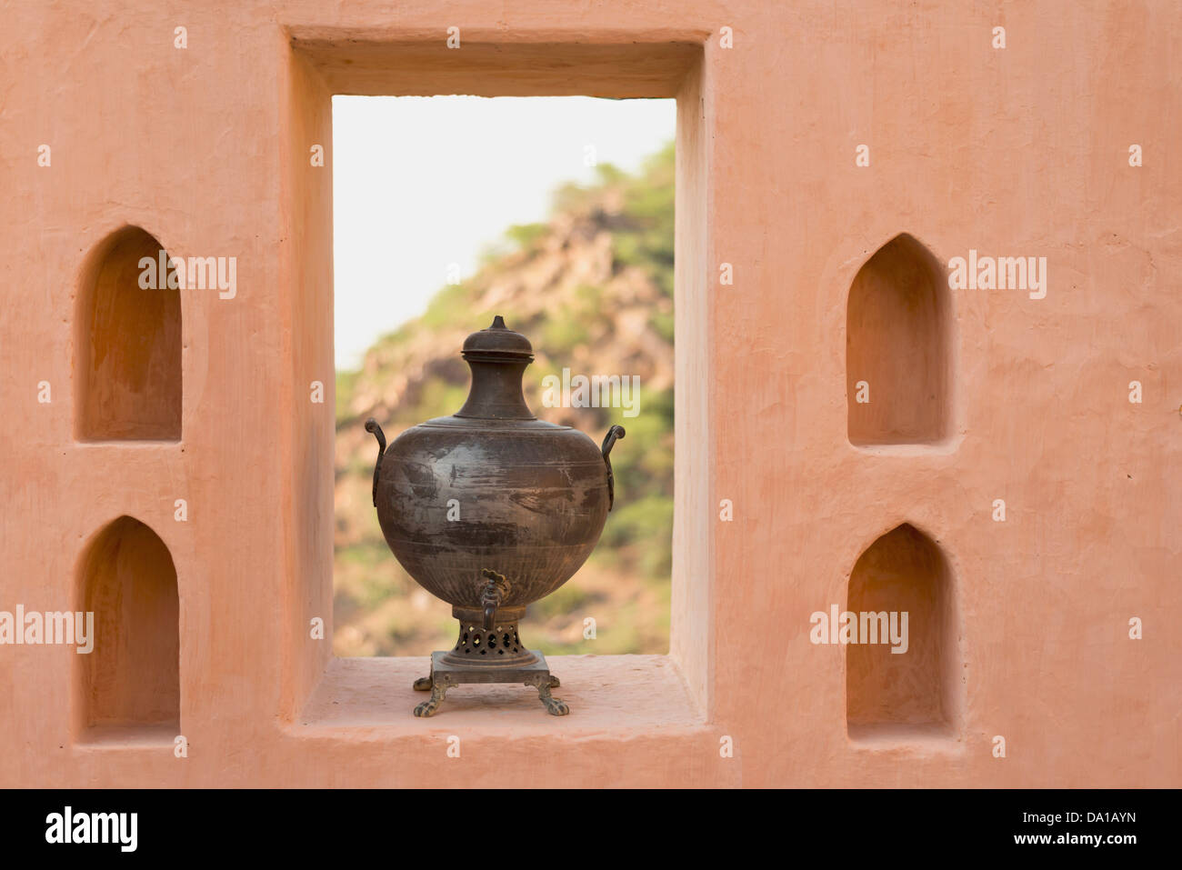 India Rajasthan, recipiente stagno sul davanzale a Neemrana fort Palace Hotel Foto Stock