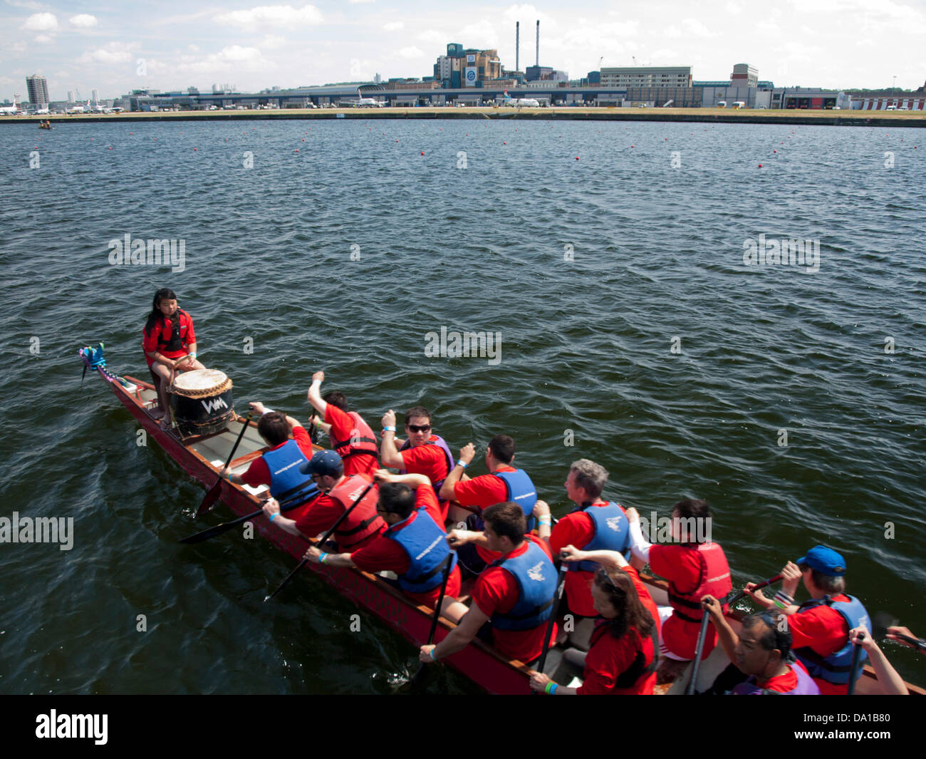 Londra, Regno Unito. Il 30 giugno 2013. Londra Chinatown Lions Club ospita la diciottesima edizione Londra Hong Kong Dragon Boat Festival il 30 giugno 2013 presso il London Regatta Centre, Docklands, Londra, Inghilterra, Regno Unito. In aggiunta al dragon boat racing, questo fund raising evento consiste di un festival di cibo e le attrazioni culturali e di divertimenti per tutta la famiglia, musica dal vivo, arti marziali visualizza e molto di più. Credito: PD Amedzro/Alamy Live News Foto Stock