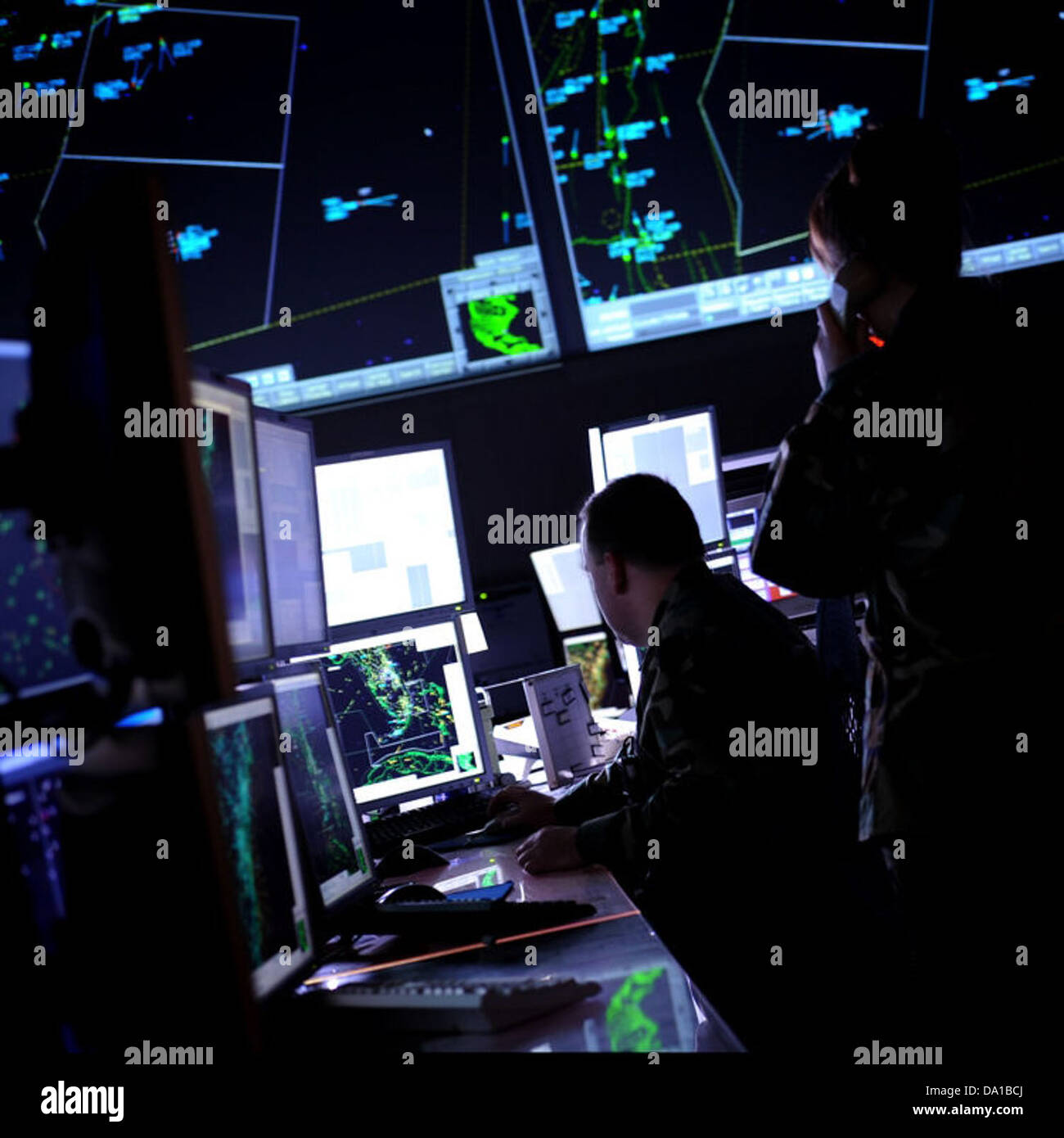 Il display Battle Control System è un moderno strumento di tecnologia militare utilizzato per la consapevolezza situazionale e il processo decisionale durante le operazioni. Fornisce dati in tempo reale sui movimenti militari, migliorando l'efficienza operativa e il coordinamento. Foto Stock
