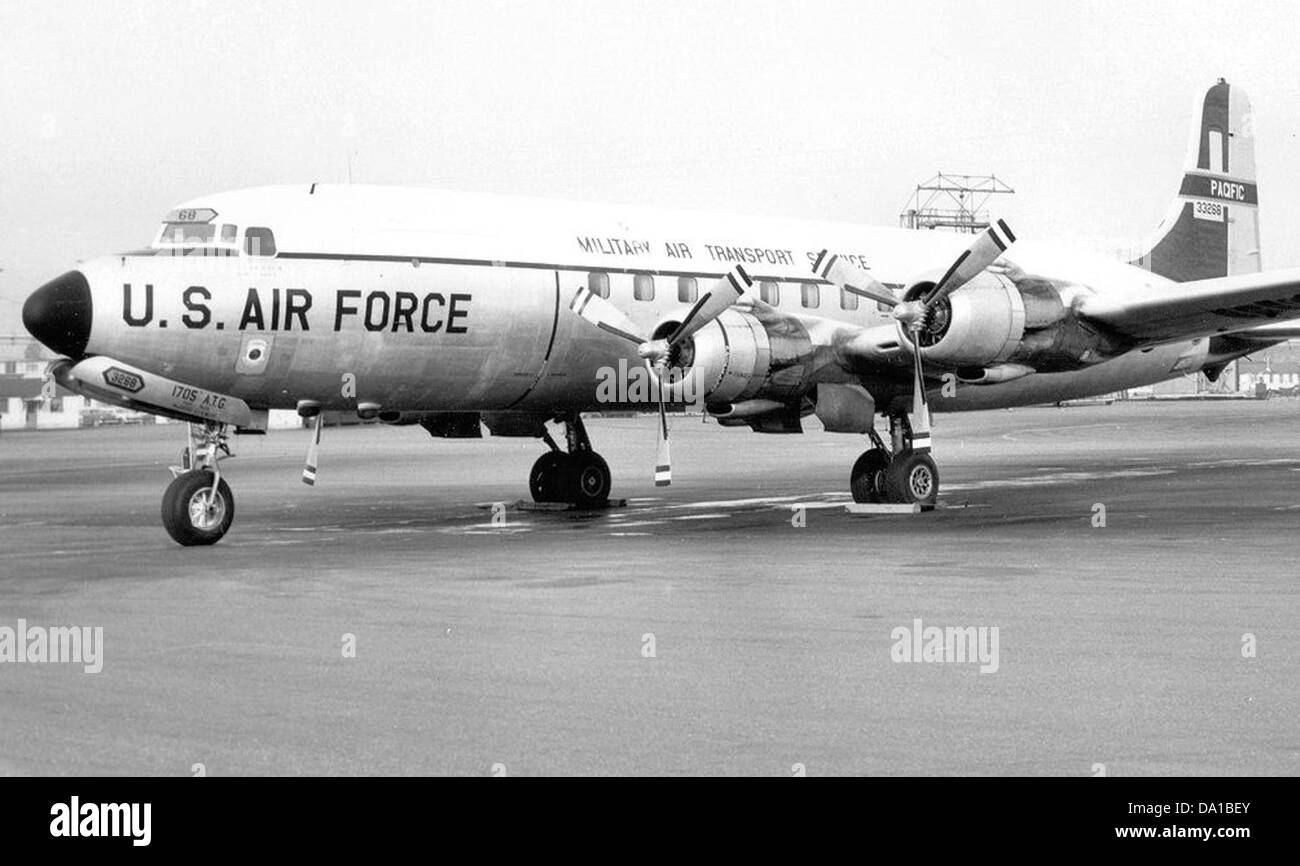 Una fotografia storica di un aereo Douglas C-118A Liftmaster, numero di serie militare 53-3268, utilizzato dai TAPPETINI ATG. Questo aereo faceva parte delle operazioni di trasporto aereo dell'esercito durante la metà del XX secolo. Foto Stock