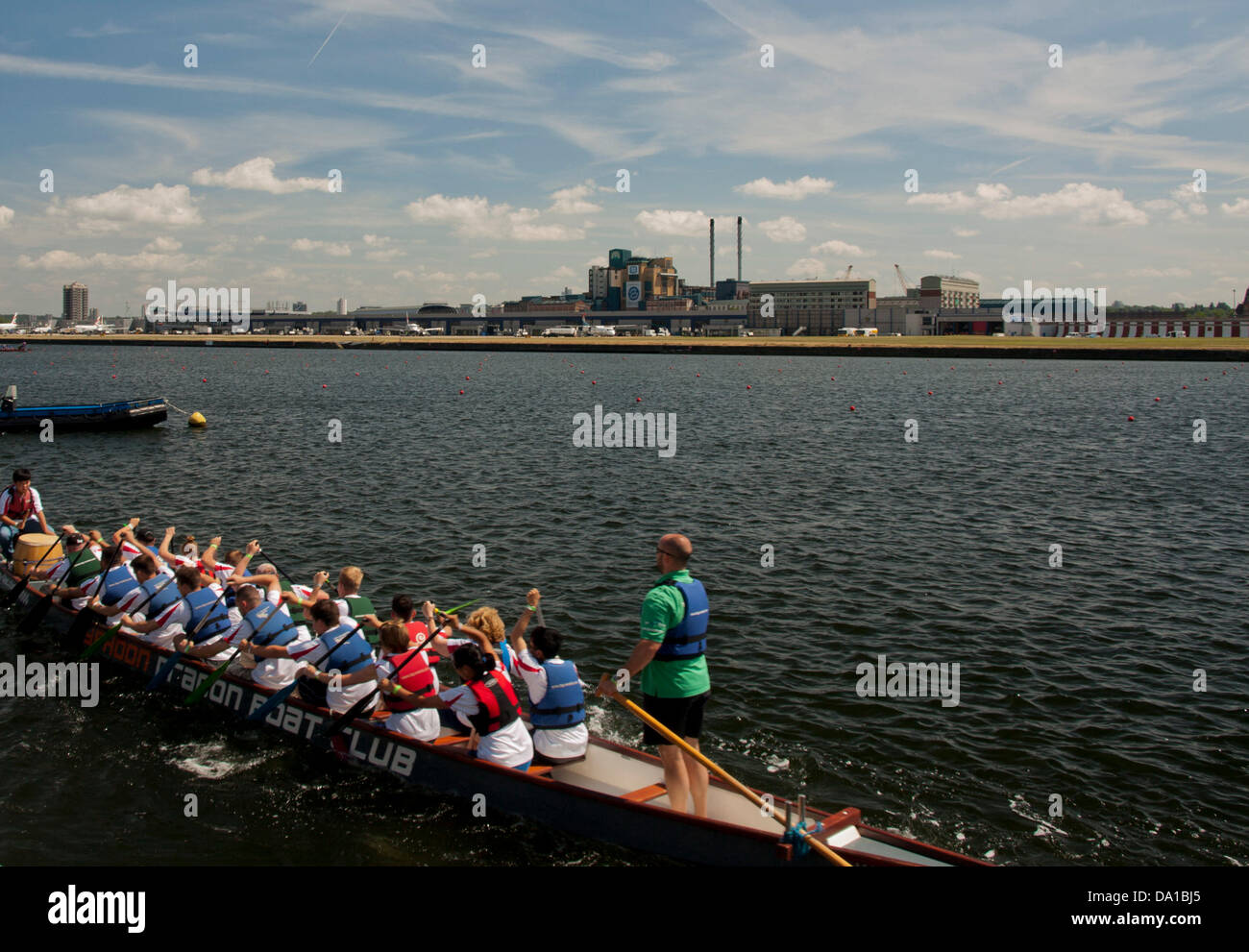 Londra, Regno Unito. Il 30 giugno 2013. Londra Chinatown Lions Club ospita la diciottesima edizione Londra Hong Kong Dragon Boat Festival il 30 giugno 2013 presso il London Regatta Centre, Docklands, Londra, Inghilterra, Regno Unito. In aggiunta al dragon boat racing, questo fund raising evento consiste di un festival di cibo e le attrazioni culturali e di divertimenti per tutta la famiglia, musica dal vivo, arti marziali visualizza e molto di più. Credito: PD Amedzro/Alamy Live News Foto Stock