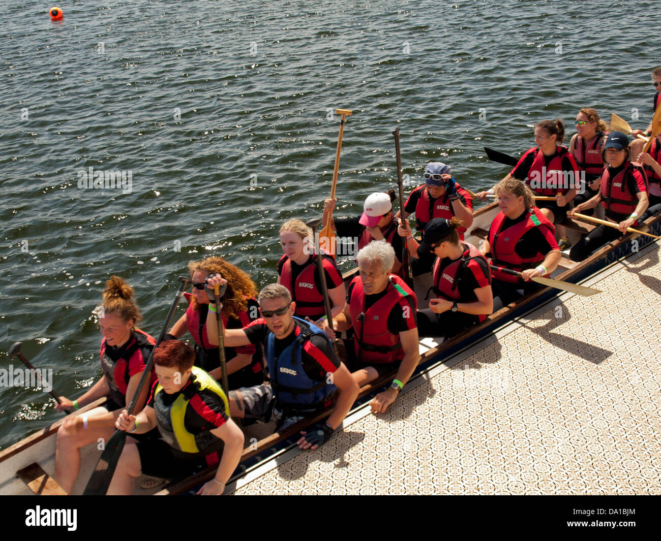 Londra, Regno Unito. Il 30 giugno 2013. Londra Chinatown Lions Club ospita la diciottesima edizione Londra Hong Kong Dragon Boat Festival il 30 giugno 2013 presso il London Regatta Centre, Docklands, Londra, Inghilterra, Regno Unito. In aggiunta al dragon boat racing, questo fund raising evento consiste di un festival di cibo e le attrazioni culturali e di divertimenti per tutta la famiglia, musica dal vivo, arti marziali visualizza e molto di più. Credito: PD Amedzro/Alamy Live News Foto Stock