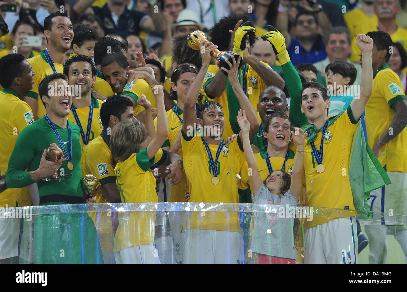 Rio De Janeiro Brasile Il 30 Giugno 13 Confederations Cup Finale Brasile V Spagna 3 0 Neymar Con La Confed Cup Trofeo Credito Dpa Picture Alliance Alamy Live News Foto Stock Alamy Rio De Janeiro Brasile Il 30 Giugno 13 Confederations Cup Finale Brasile V Spagna 3 0 Neymar Con La Confed Cup Trofeo Credito Dpa Picture Alliance Alamy Live News Foto Stock Alamy