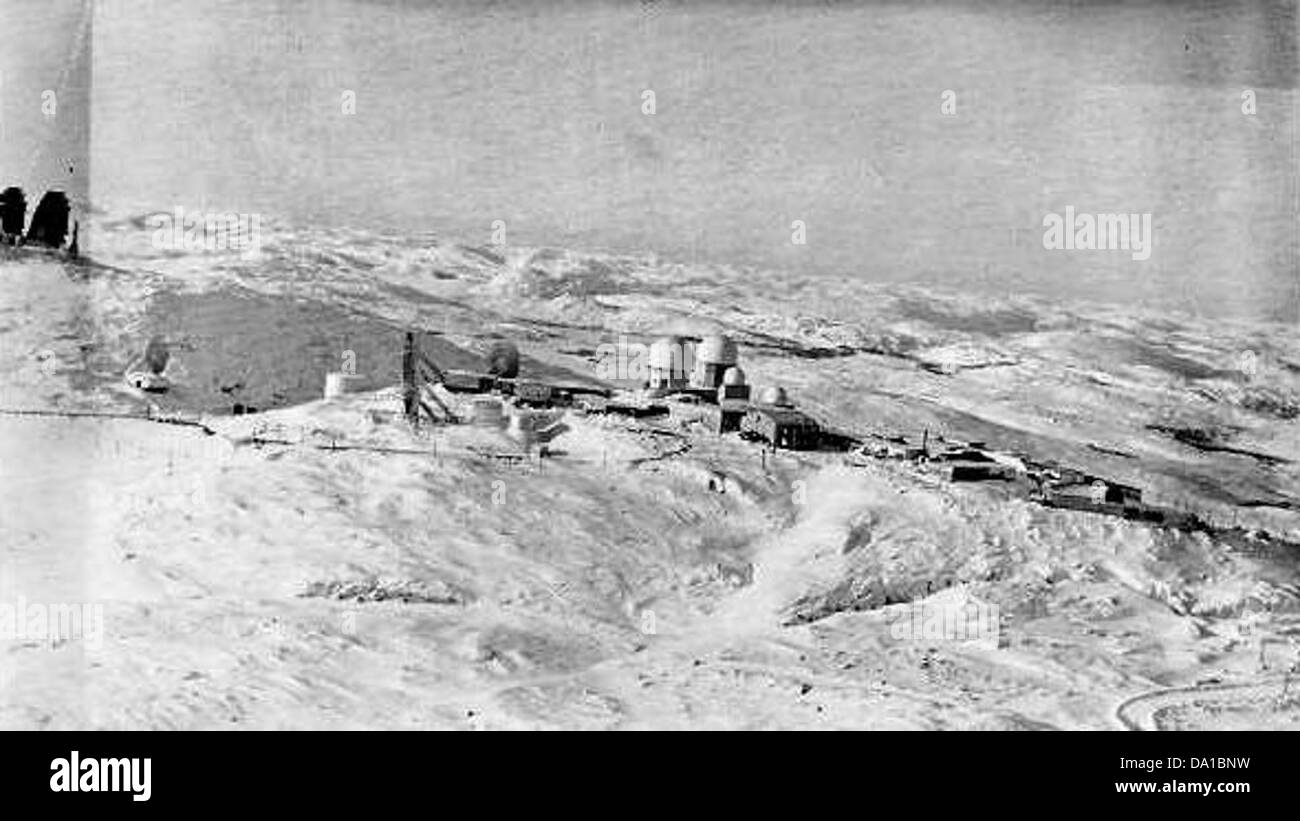 *RCAF Station Hopedale* era una stazione delle forze canadesi situata a Terranova e Labrador, operativa dal 1964 al 1965. Questa fotografia storica cattura il ruolo della stazione durante il periodo della Guerra fredda, in quanto ha fornito supporto radar e di comunicazione per le operazioni militari nel Nord Atlantico. Foto Stock