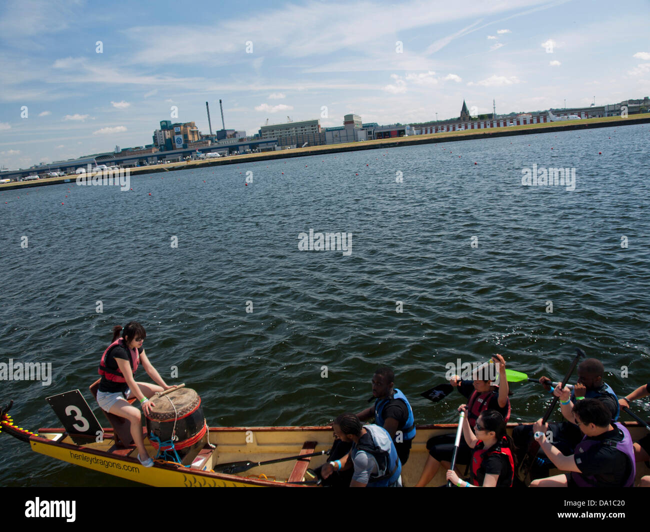 Londra, Regno Unito. Il 30 giugno 2013. Londra Chinatown Lions Club ospita la diciottesima edizione Londra Hong Kong Dragon Boat Festival il 30 giugno 2013 presso il London Regatta Centre, Docklands, Londra, Inghilterra, Regno Unito. In aggiunta al dragon boat racing, questo fund raising evento consiste di un festival di cibo e le attrazioni culturali e di divertimenti per tutta la famiglia, musica dal vivo, arti marziali visualizza e molto di più. Credito: PD Amedzro/Alamy Live News Foto Stock
