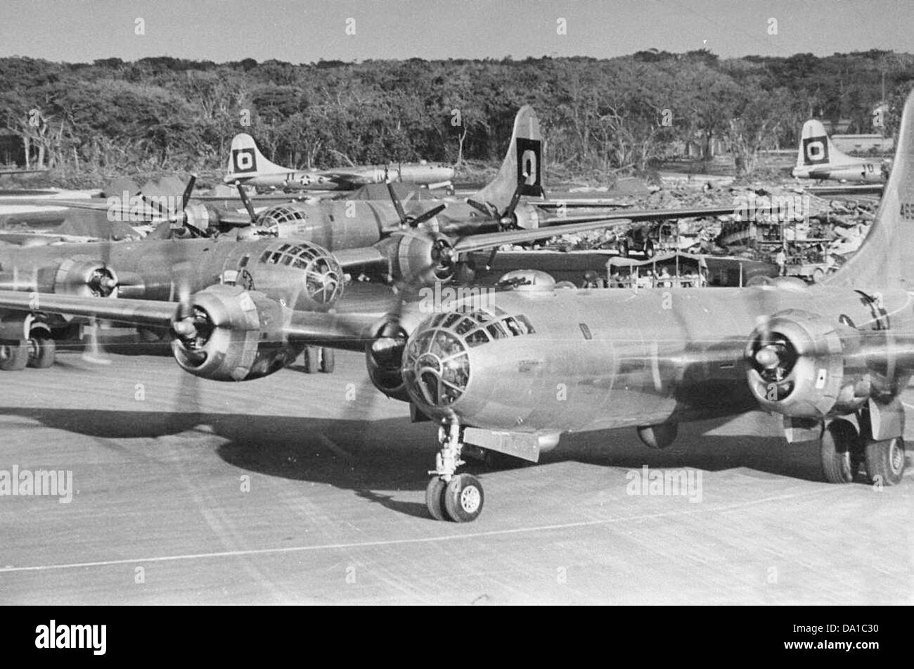 I bombardieri B-29 Superfortress del 29th Bomb Group sono mostrati a North Field, Tinian, nel 1945. Questo gruppo di forze aeree dell'esercito americano ha svolto un ruolo fondamentale nel Pacific Theater della seconda guerra mondiale, conducendo missioni di bombardamento strategico. Foto Stock