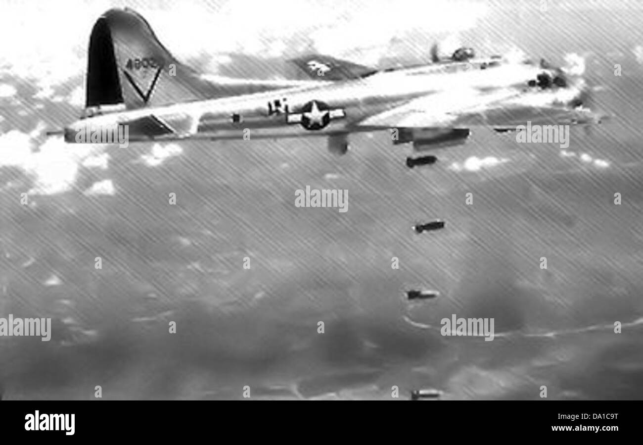 Il B-17G Flying Fortress, numero di serie 44-8020, faceva parte del 49th Bomb Squadron durante la seconda guerra mondiale. Questo velivolo giocò un ruolo significativo nelle campagne di bombardamento strategico sull'Europa. Foto Stock