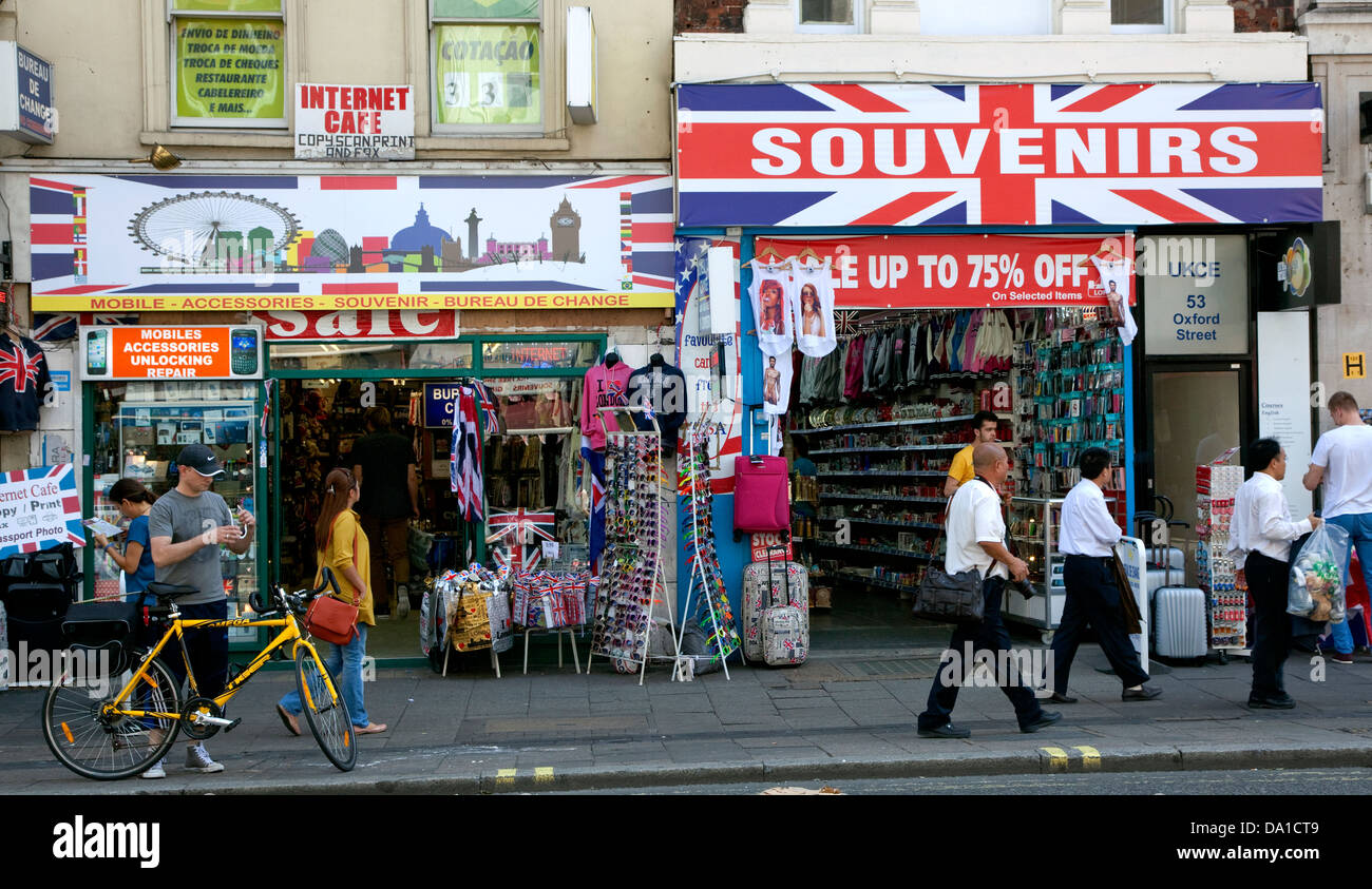 Il 'scruffy' Tottenham Court Road fine di Oxford Street, Londra Foto Stock