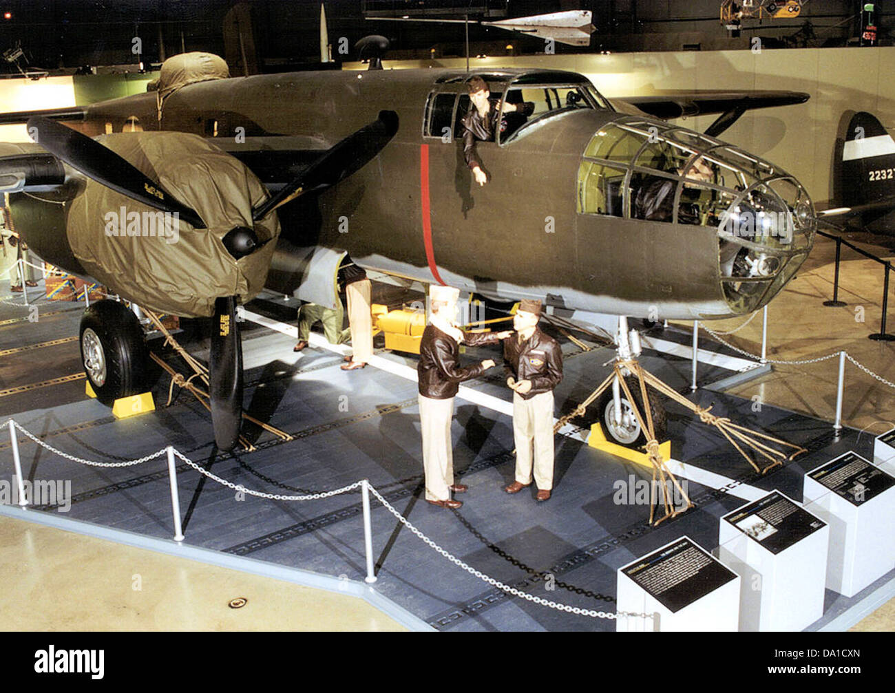 Una fotografia di un bombardiere B-25 in mostra in un museo dell'aeronautica. L'immagine cattura l'esterno dettagliato dell'aereo, mostrandone il design e il significato nella storia dell'aviazione militare. Foto Stock