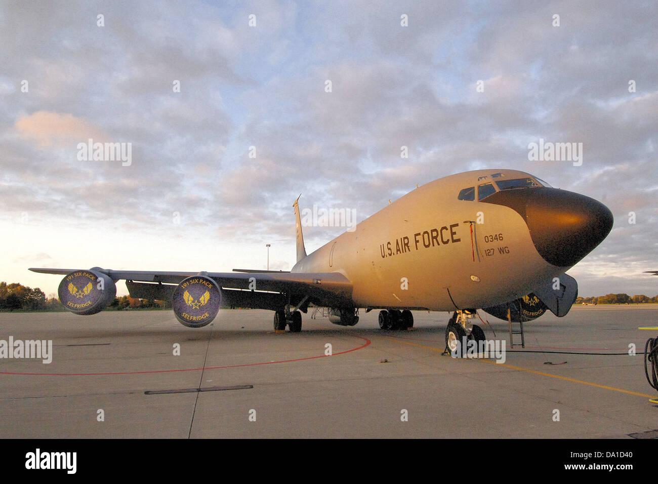 Il Boeing KC-135-BN Stratotanker (60-0346) del 171st Air Refueling Squadron, Michigan Air National Guard, è un aereo militare di rifornimento aereo. Il KC-135 fornisce capacità di rifornimento aria-aria critiche, supportando un'ampia gamma di operazioni militari. Foto Stock