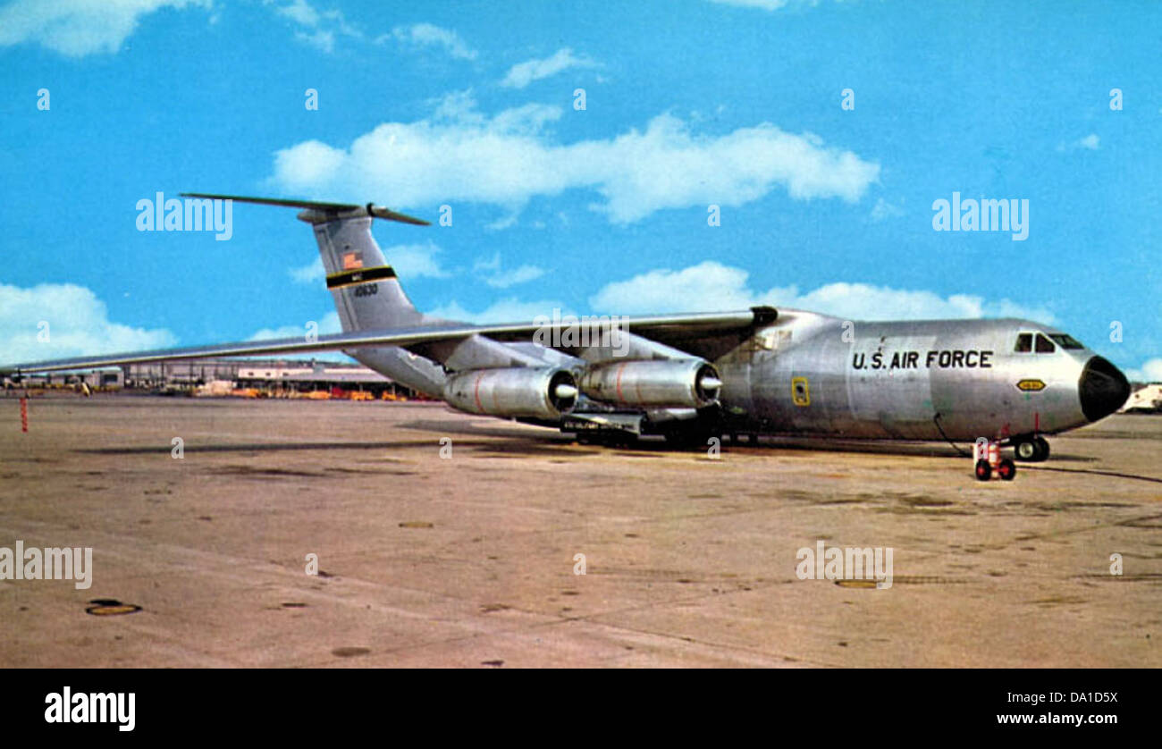 Il C-141 Starlifter, un aereo da trasporto militare, con numero di serie 65-630437, fu utilizzato dalla U.S. Air Force per missioni strategiche di trasporto aereo. Il suo design lo rese vitale durante le operazioni della Guerra fredda e altri schieramenti militari. Foto Stock