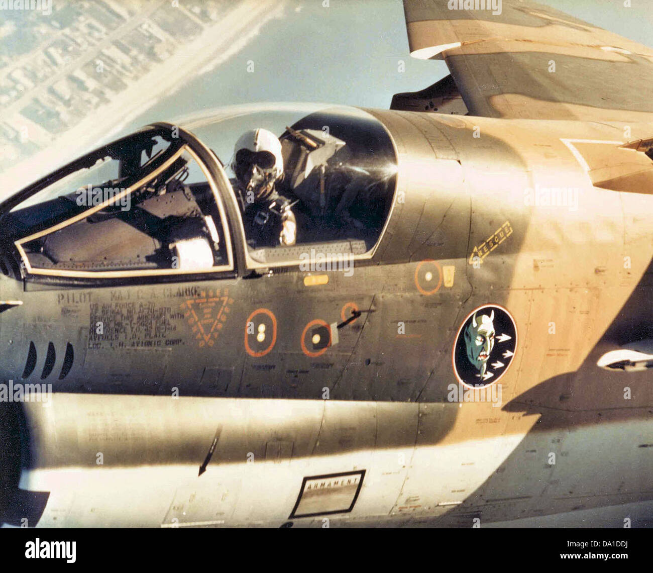 Il Ling-Temco-Vought A-7D Corsair II, aereo 70-1070, appartenente al 356th Tactical Fighter Squadron, è una risorsa militare chiave nota per le sue capacità di attacco di precisione e il suo ruolo nelle operazioni aeree statunitensi. Foto Stock