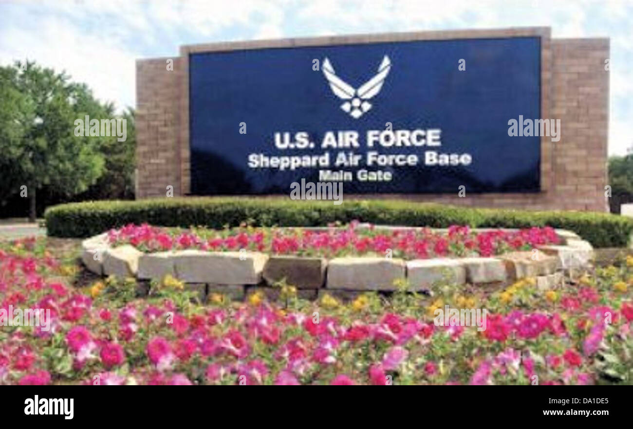 Il cancello principale della Sheppard Air Force base (AFB), situato a Wichita Falls, Texas, funge da ingresso principale all'installazione militare. Questa immagine cattura l'area d'ingresso, evidenziandone l'architettura e il significato militare. Foto Stock