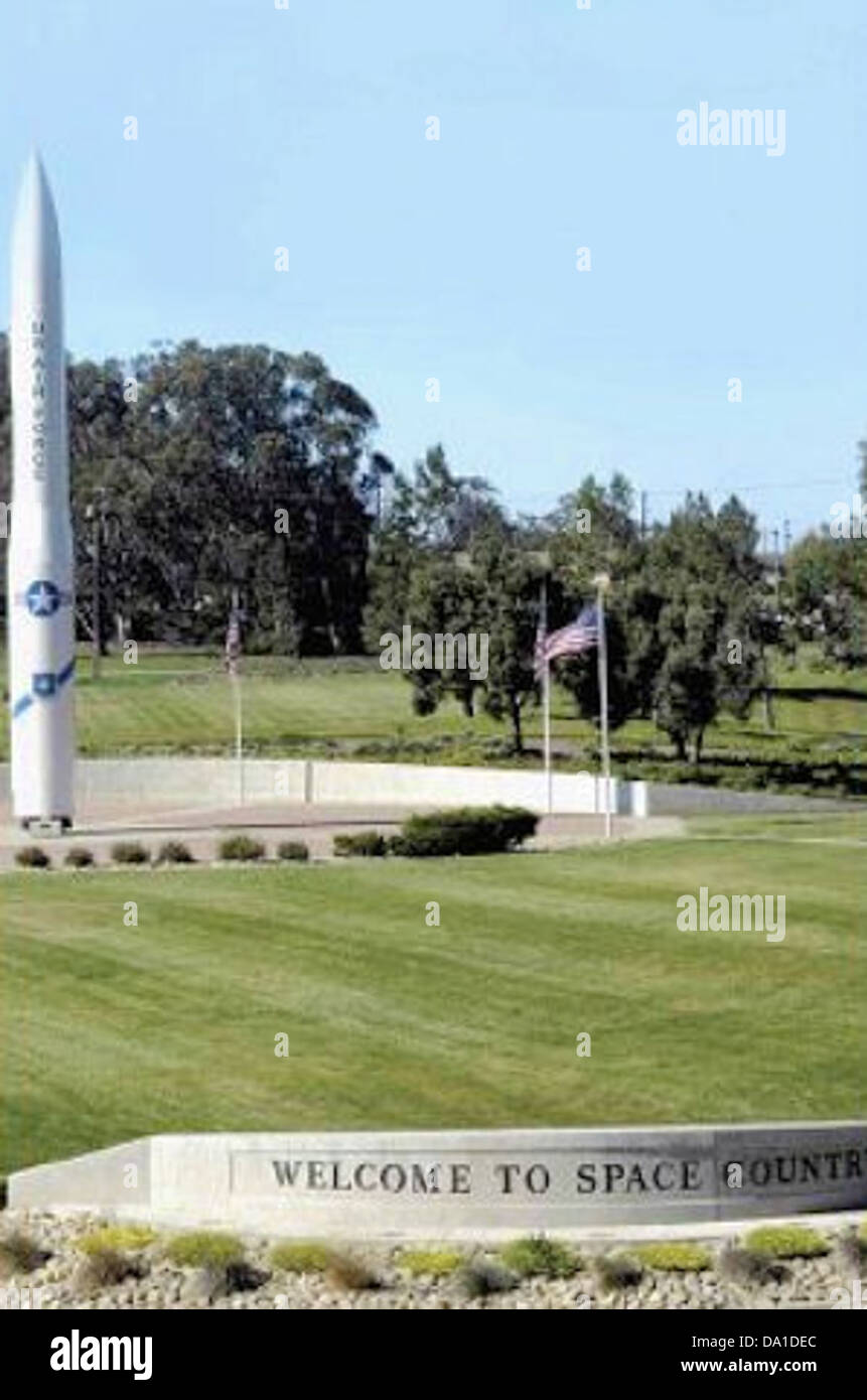 Questa fotografia cattura un missile Minuteman alla base dell'aeronautica di Vandenberg, in California. Il missile Minuteman è un missile balistico intercontinentale (ICBM) utilizzato dagli Stati Uniti come parte della sua strategia di deterrenza nucleare. La Vandenberg AFB funge da sito chiave per i test missilistici e le operazioni di lancio nello spazio. Foto Stock