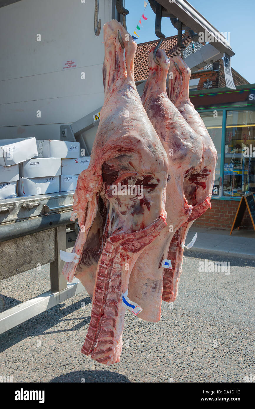 La carne che viene erogata a una macelleria appesi al furgone. Foto Stock