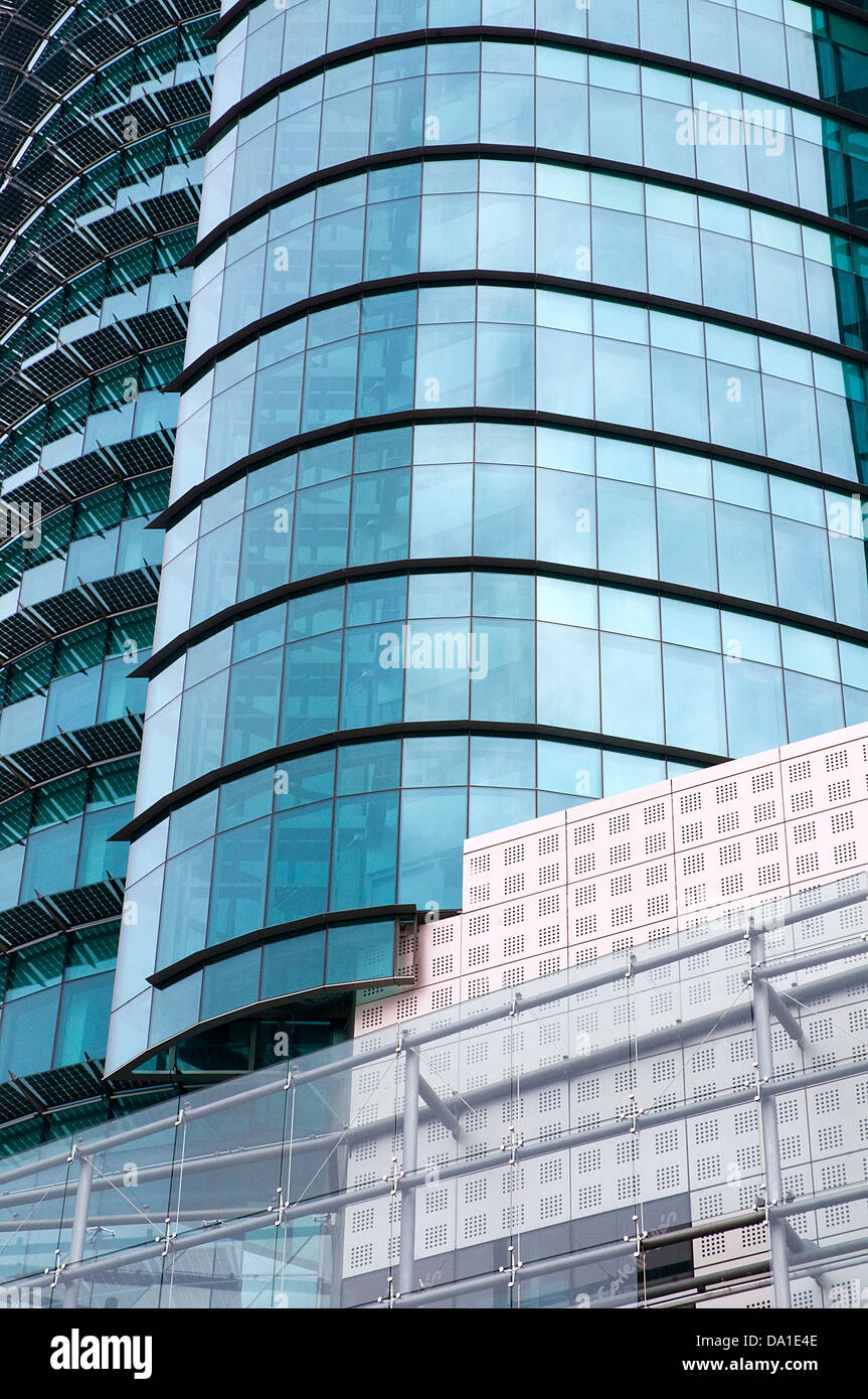 La facciata della torre di biossido di titanio. AZCA, Madrid, Spagna. Foto Stock