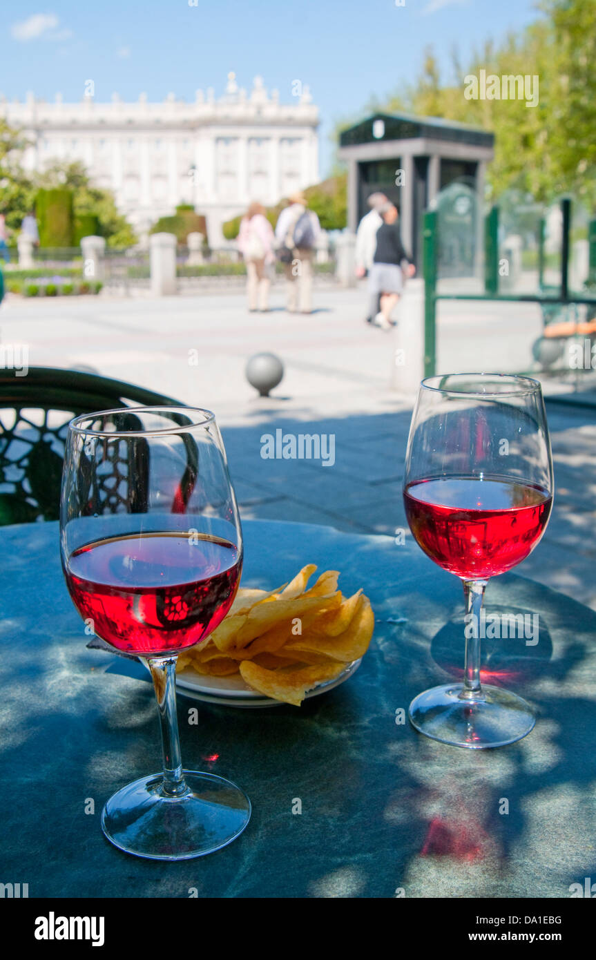 Aperitivo spagnolo: due bicchieri di vino rosato e il chip in un terrazzo. Plaza Oriente, Madrid, Spagna. Foto Stock