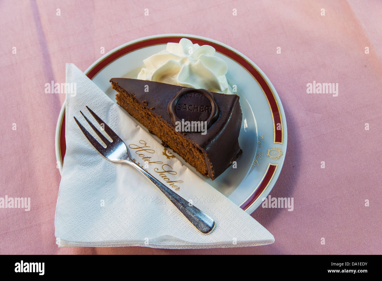 Original Sachertorte torta al cioccolato, Café Sacher, Salisburgo, Austria Foto Stock