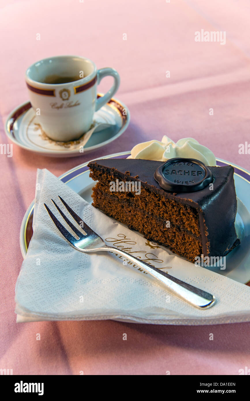 Original Sachertorte torta al cioccolato, Café Sacher, Salisburgo, Austria Foto Stock