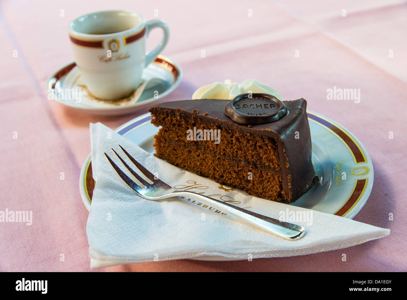 Original Sachertorte torta al cioccolato, Café Sacher, Salisburgo, Austria Foto Stock