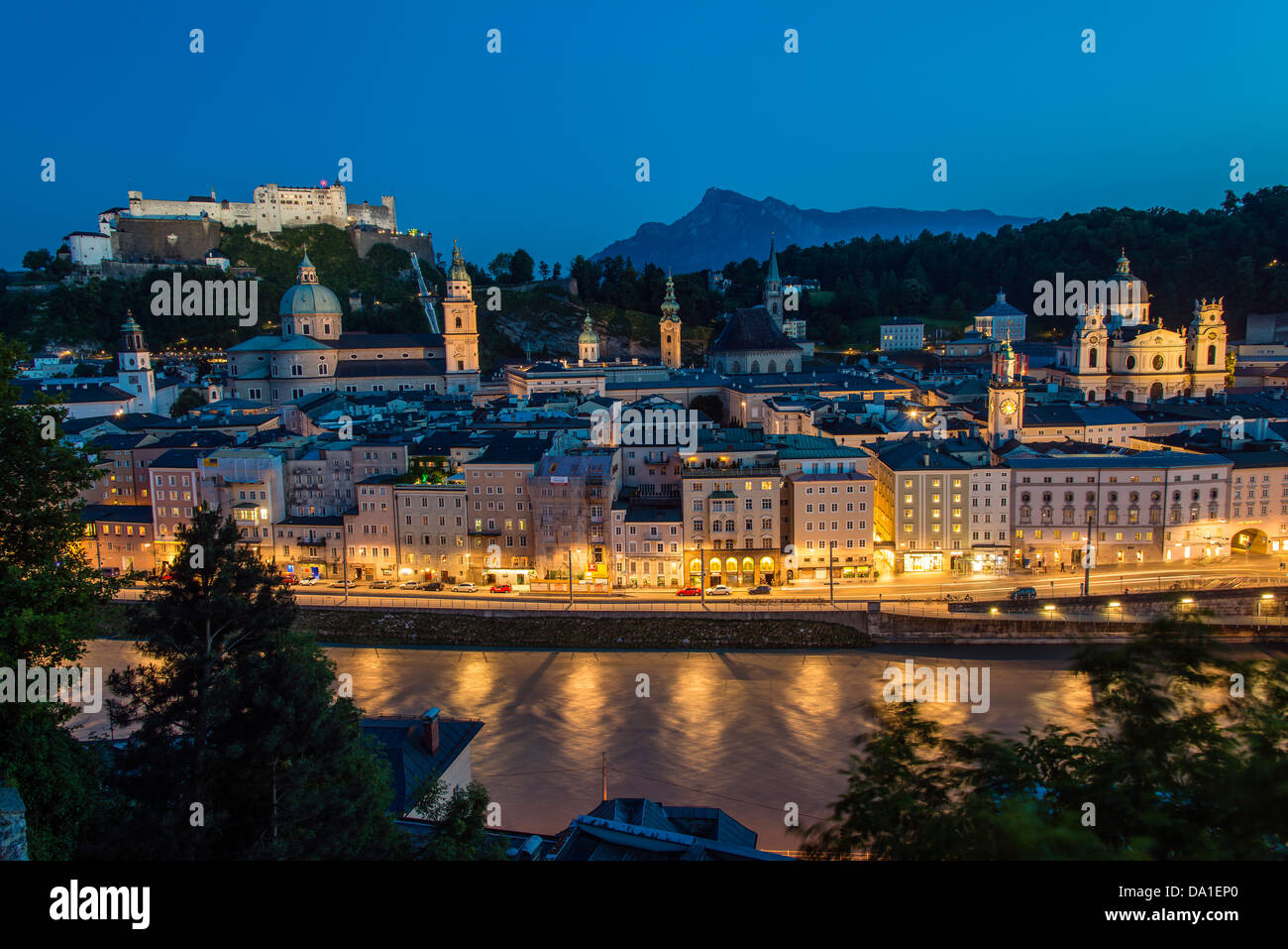 Skyline della città di notte dalla Kapuzinerberg, Salisburgo, Austria Foto Stock