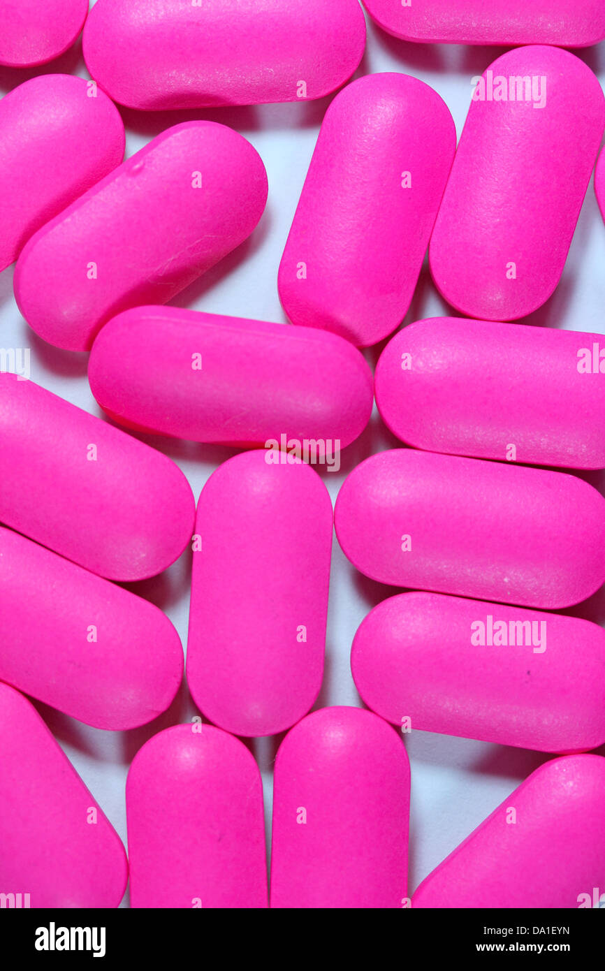 Questo è un dettaglio colpo di pillole rosa su sfondo bianco Foto Stock