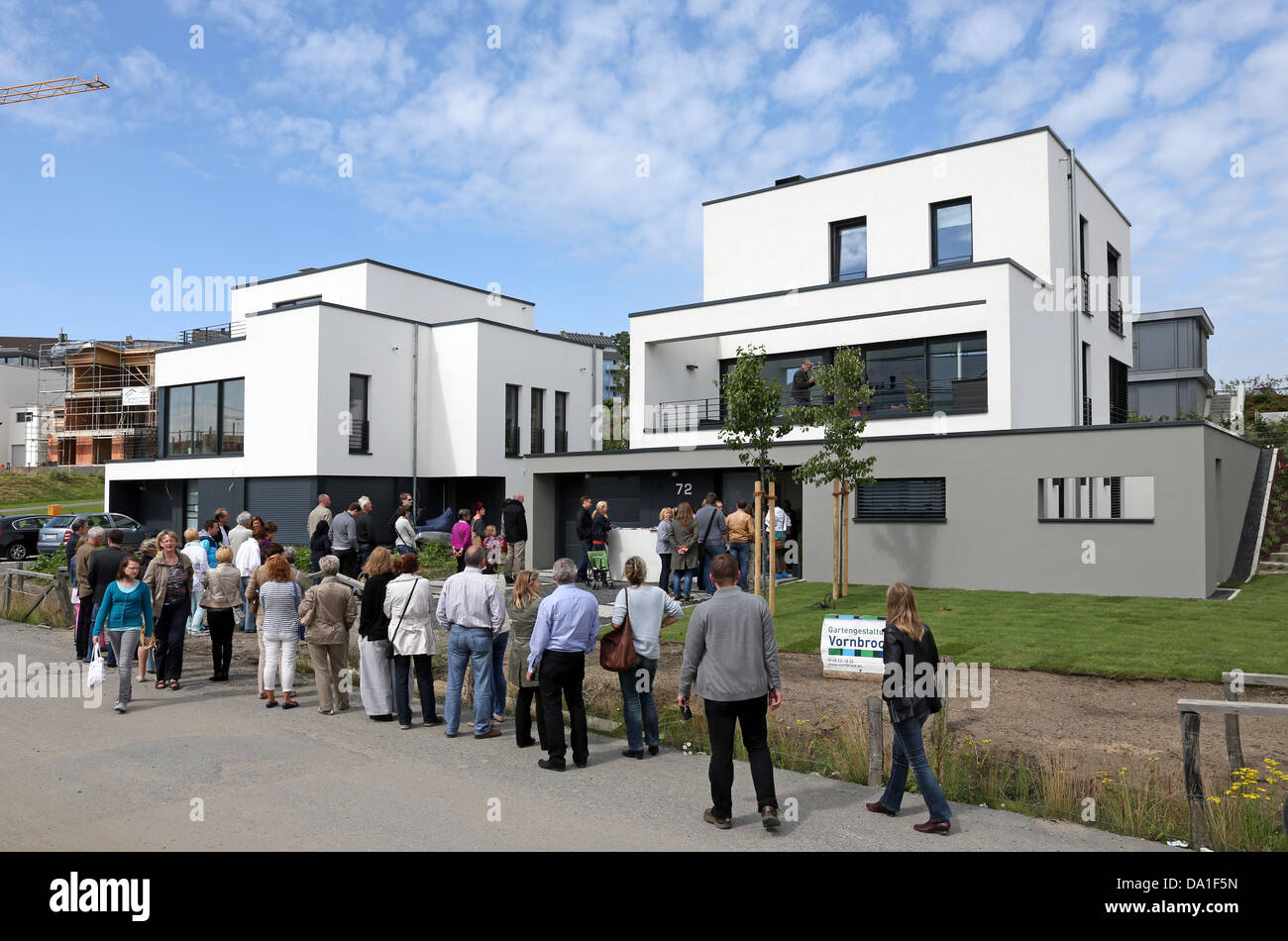 Coda di visitatori intorno a visitare una nuova build single-family house nel lago di Phoenix station wagon di Dortmund, Germania Foto Stock