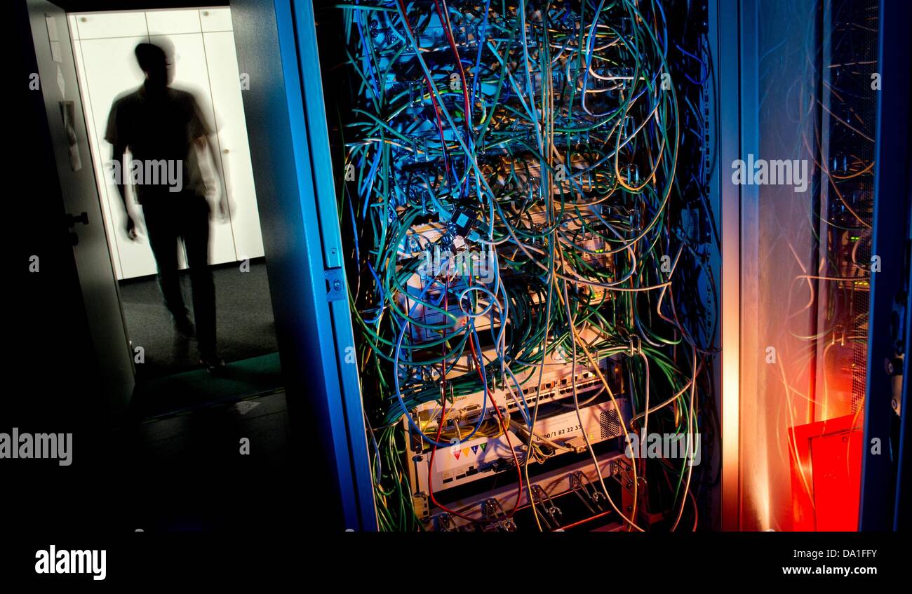 Illustrazione - illustrazione datata 01 luglio 2013 mostra un uomo in piedi all'interno di una sala server di Hannover, Germania. Foto: JULIAN STRATENSCHULTE Foto Stock