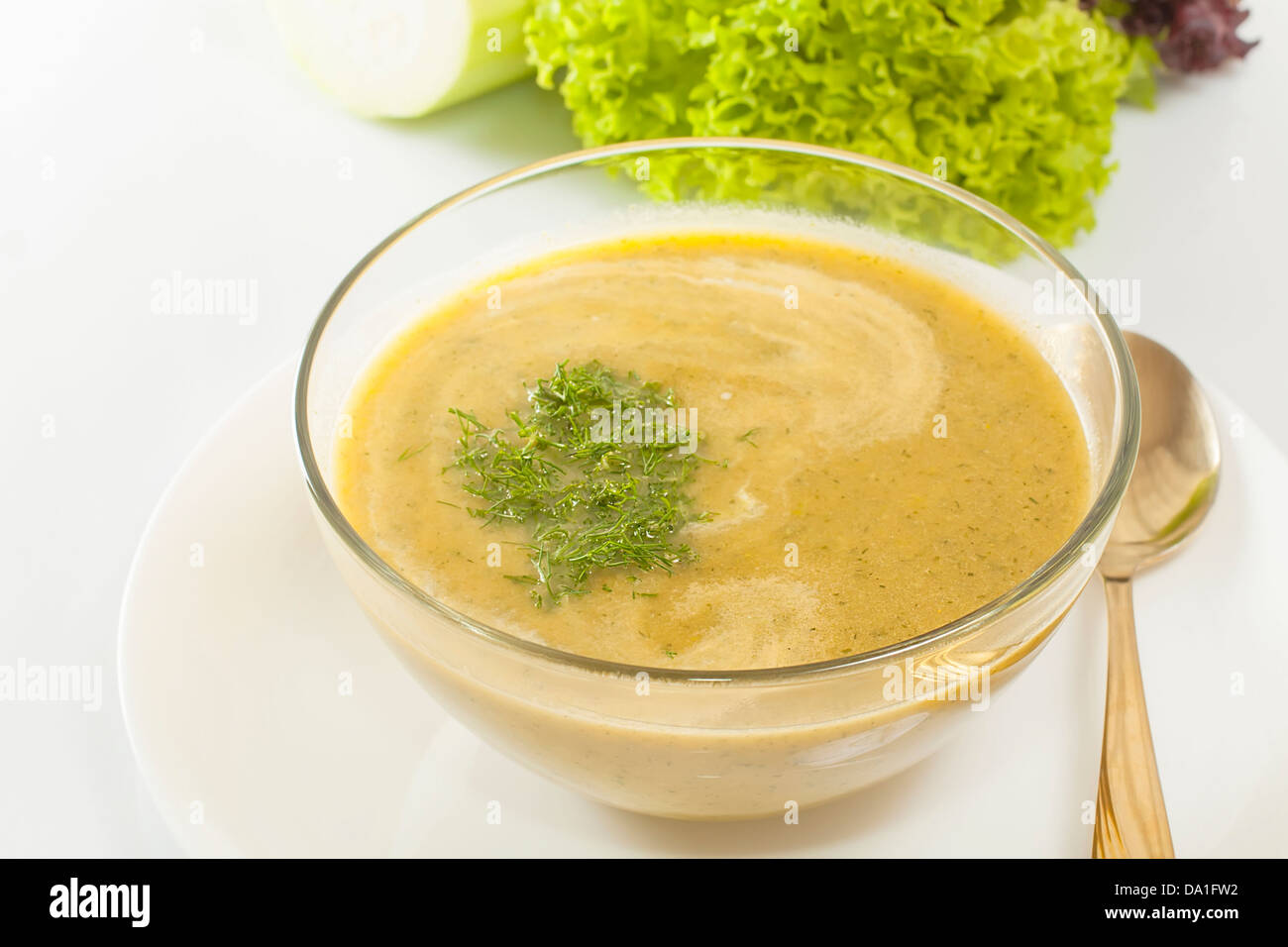 Zuppa purea di verdure nel piatto di vetro closeup Foto Stock