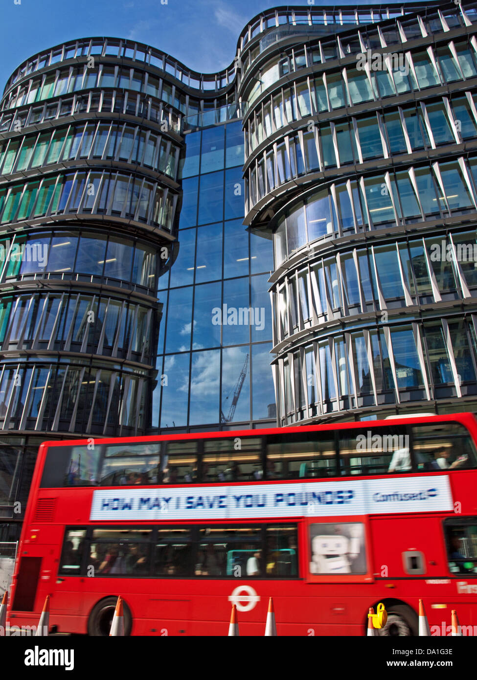 Londra, Regno Unito. Il 30 giugno 2013. Amazon è di nuovo 12-piano uffici presso 60 HOLBORN VIADUCT, vicino a Smithfield Market il 30 giugno 2013, Londra, Regno Unito. L'online retail giant ha recentemente annunciato che aveva firmato un contratto di locazione sul nuovo progetto, che sarà in grado di ospitare oltre 1.600 dipendenti quando è stata completata entro la fine del 2013. Credito: PD Amedzro/Alamy Live News Foto Stock