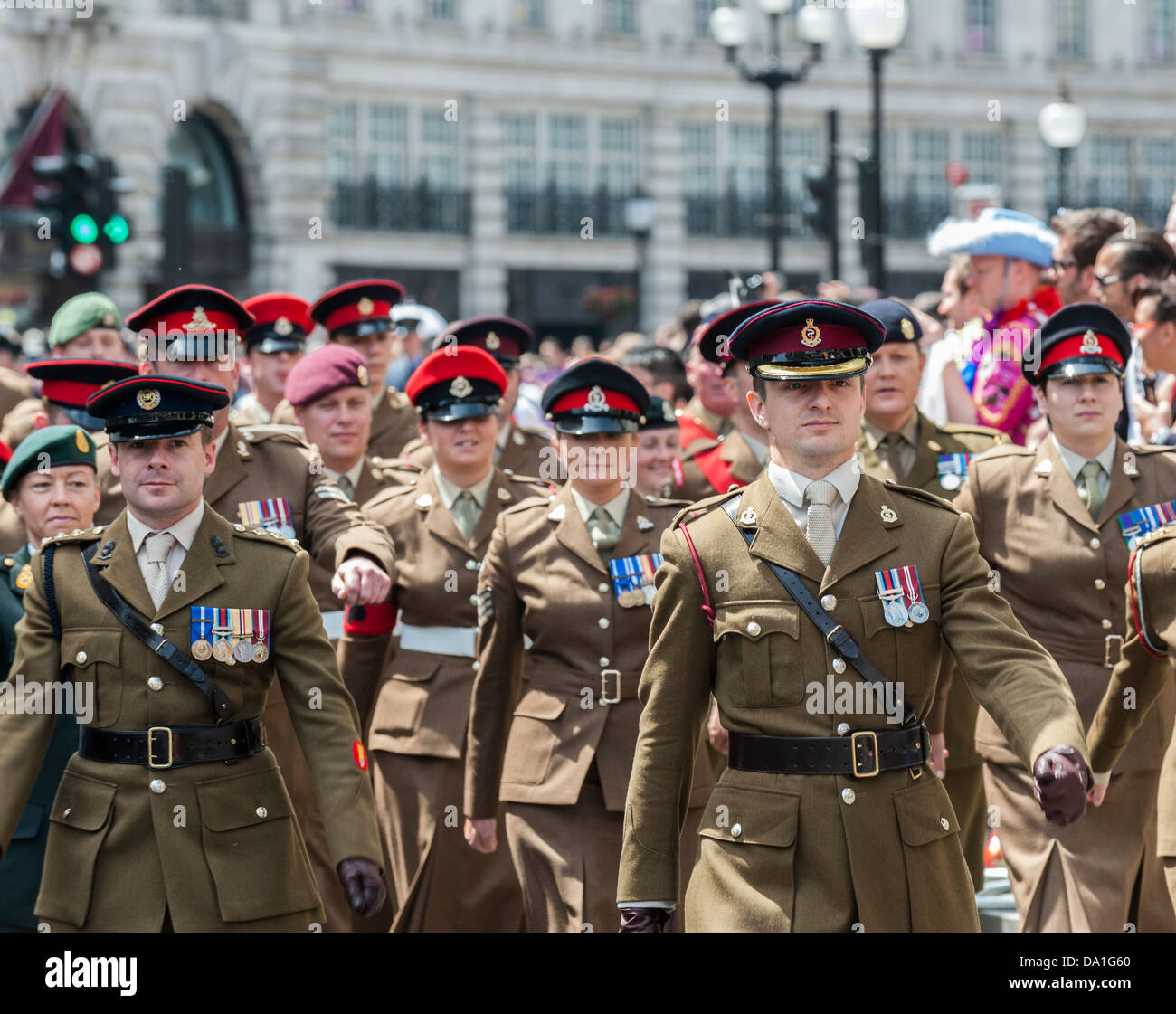 Un funzionario che portano un contingente dell esercito e i partecipanti al London Pride Parade. Foto Stock