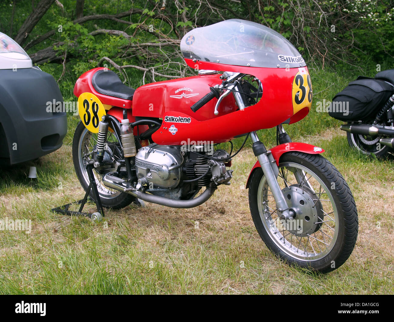 Questa immagine mostra un aereo Aermacchi No38, un modello iconico del marchio Aermacchi. Noto per il suo design elegante, l'aereo rappresenta la tecnologia aeronautica della metà del XX secolo, mostrando un elemento chiave nella storia dell'aviazione. Foto Stock