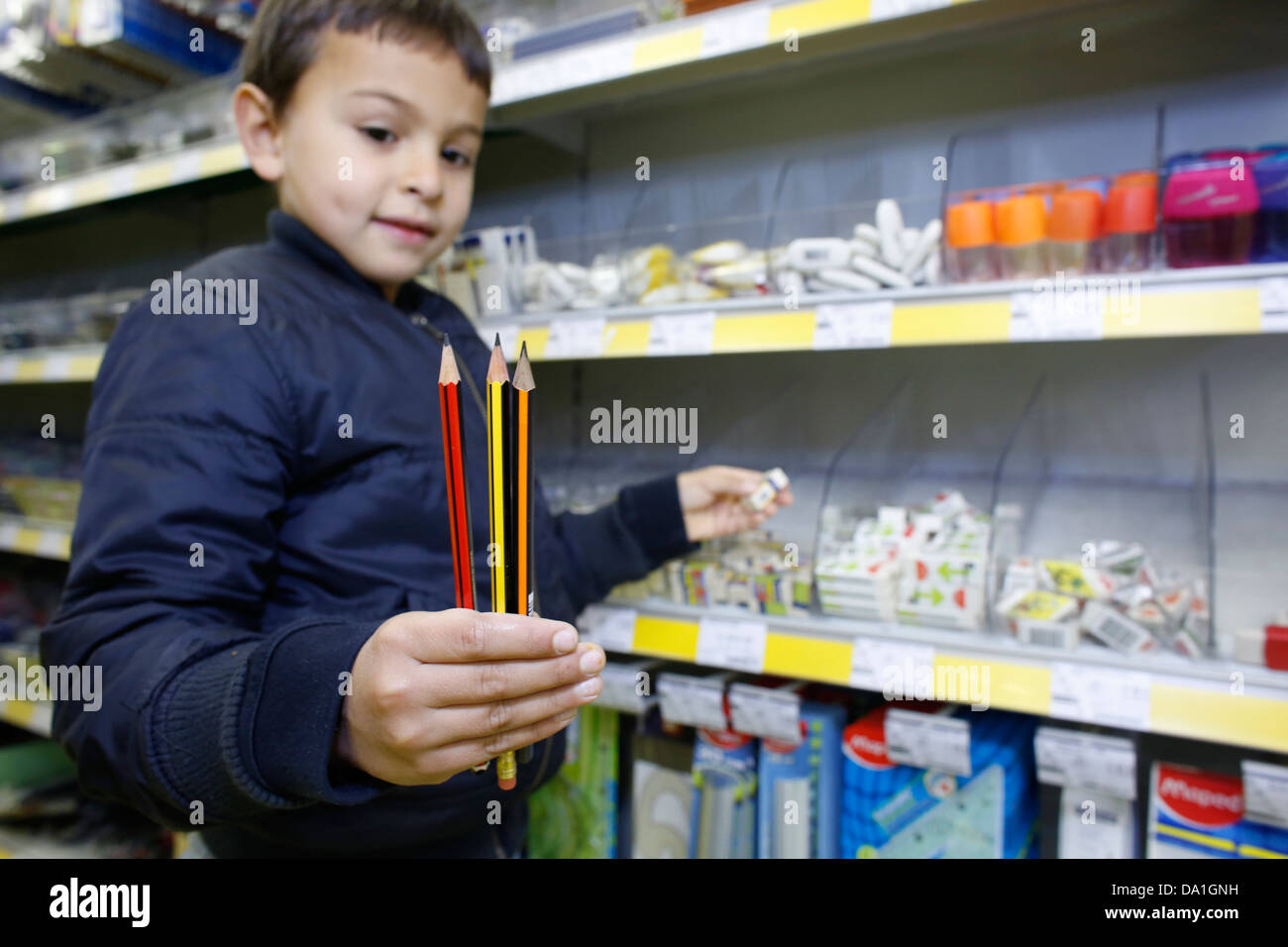 7-year-old schoolboy acquisto di cancelleria Foto Stock