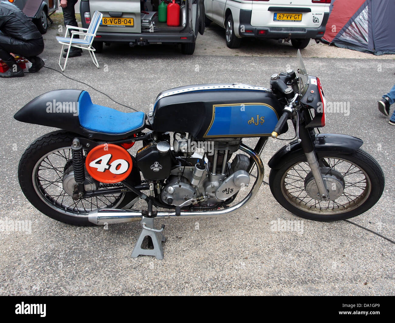 AJS No40 si riferisce a uno specifico modello di moto d'epoca, che mostra il design e l'ingegneria delle motociclette dei primi anni del XX secolo. L'immagine presenta il modello AJS No40, noto per la sua durata e la cura artigianale. Foto Stock