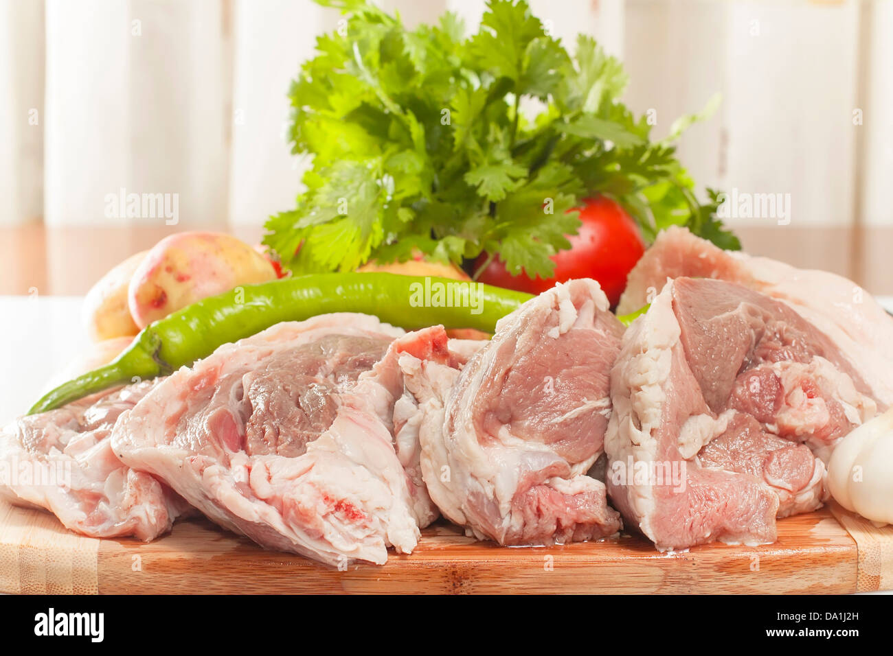 Materie carne di agnello con verdure fresche Foto Stock