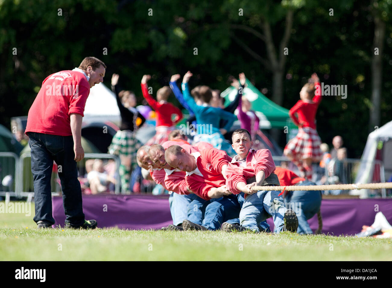 Aberdeen, Scozia - Giugno 16th, 2013: Tug of War team presso l'Highland Games in Hazlehead Park Foto Stock