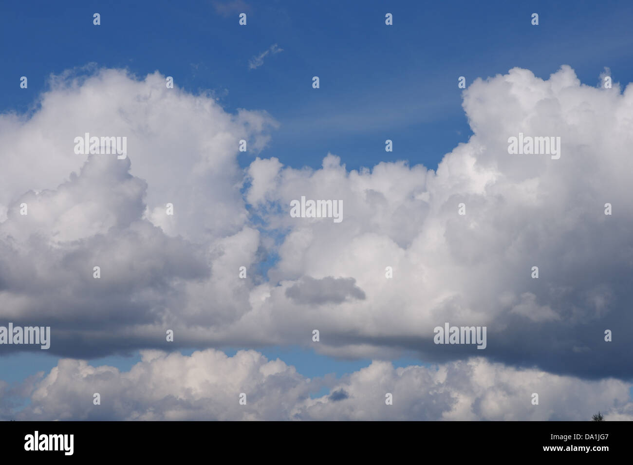 Cielo blu e nuvole scure Storm nube di tuono Foto Stock