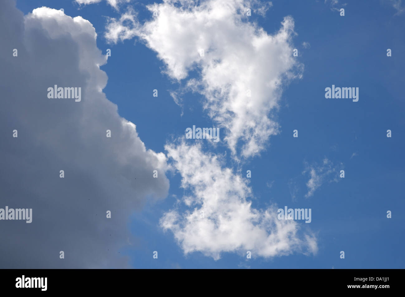 Cielo blu e nuvole scure Storm nube di tuono Foto Stock