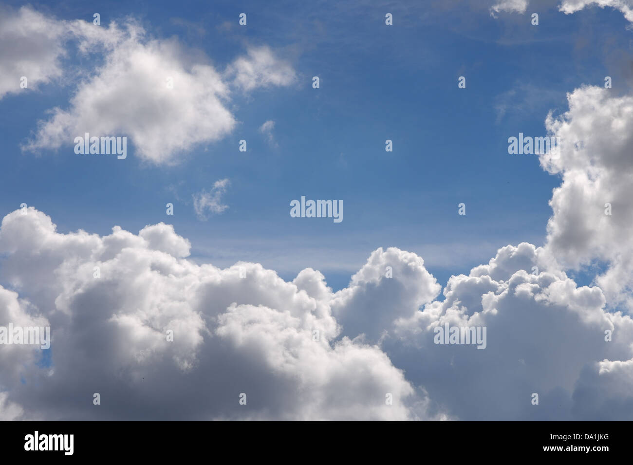 Cielo blu e nuvole scure Storm nube di tuono Foto Stock