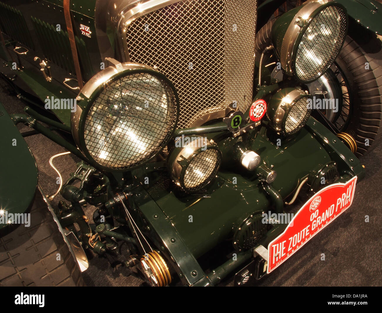 I fari Bentley sono una caratteristica distintiva del marchio di auto di lusso, noto per il loro design avanzato e la cura artigianale di alta qualità. Questi fari contribuiscono all'estetica distintiva del veicolo, combinando funzionalità ed eleganza. Foto Stock