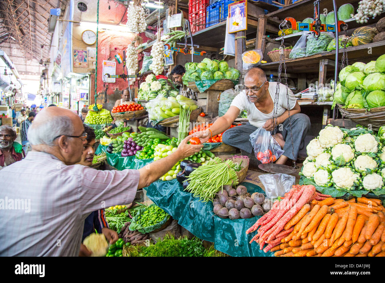 Fornitore di vegetali, Mercato Crawford, Mumbai, India Foto Stock
