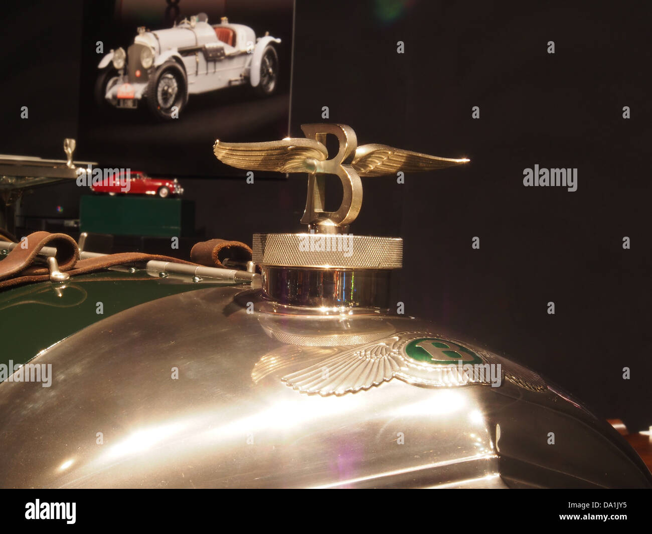 Un ornamento Bentley è un accessorio per auto di lusso, che in genere mette in mostra la raffinata maestria artigianale e il design elegante. Spesso appare come un ornamento del cappuccio, a simboleggiare l'impegno del marchio per la qualità e lo stile nell'ingegneria automobilistica. Foto Stock