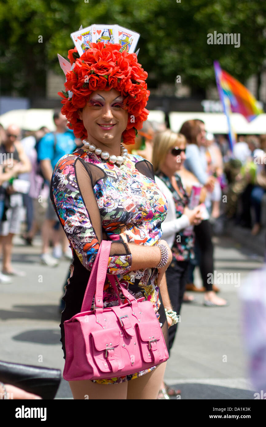 Londra, Regno Unito. Il 29 giugno, 2013. membro della comunità LGBT e dei popoli in occasione dell'annuale London Pride Parade, il 29 giugno 2013, a Londra, Regno slegati. Il Pride Parade ha avuto origine nel 1971, con questo tema anni essendo amore e matrimonio), a causa della maggiore pressione sociale e politica a rendere il matrimonio gay legge nel Regno Unito e in molti altri paesi in tutto il mondo. Foto di Fuat Akyuz/Fa Immagini/Alamy Live News Foto Stock