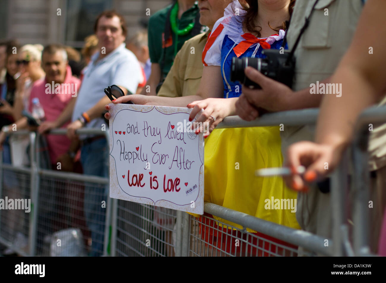 Londra, Regno Unito. Il 29 giugno, 2013. membro della comunità LGBT e dei popoli in occasione dell'annuale London Pride Parade, il 29 giugno 2013, a Londra, Regno slegati. Il Pride Parade ha avuto origine nel 1971, con questo tema anni essendo amore e matrimonio), a causa della maggiore pressione sociale e politica a rendere il matrimonio gay legge nel Regno Unito e in molti altri paesi in tutto il mondo. Foto di Fuat Akyuz/Fa Immagini/Alamy Live News Foto Stock