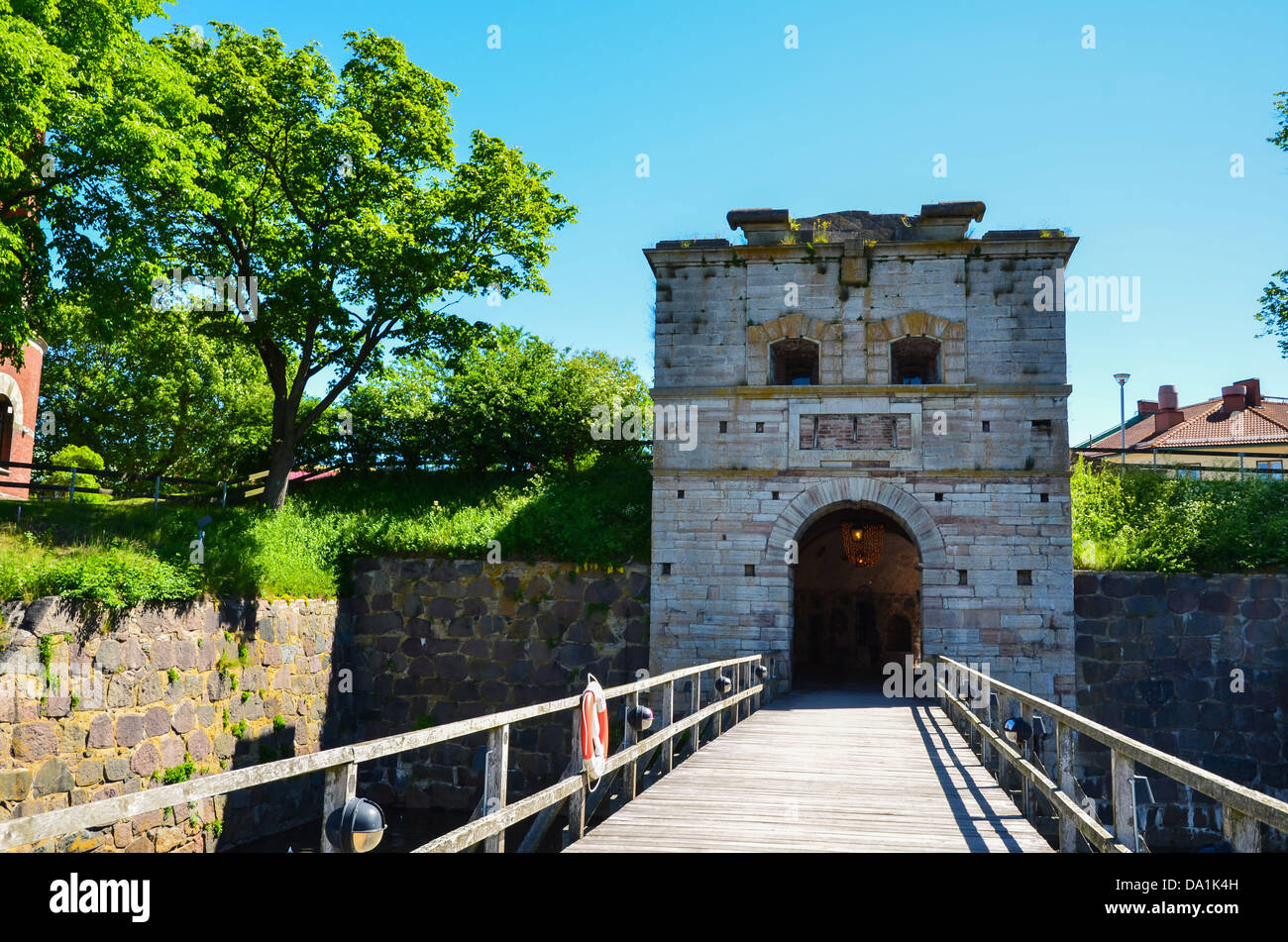 Porta vecchia entrata su un ponte di legno nella città di Kalmar situato in Svezia dalla costa del Mar Baltico. Foto Stock