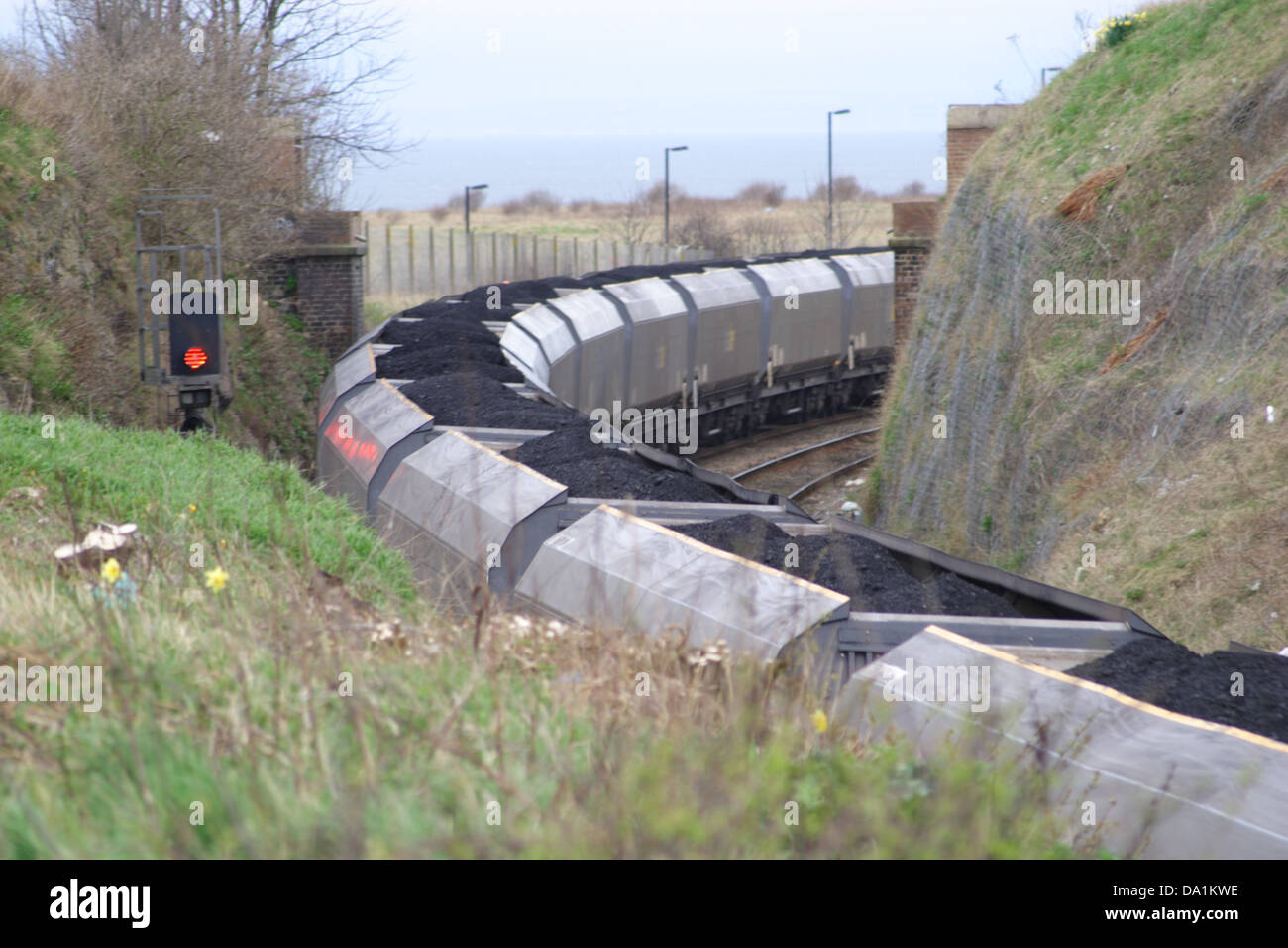 Un treno caricata con carbone o coke percorre una curva in grangetown Inghilterra Foto Stock