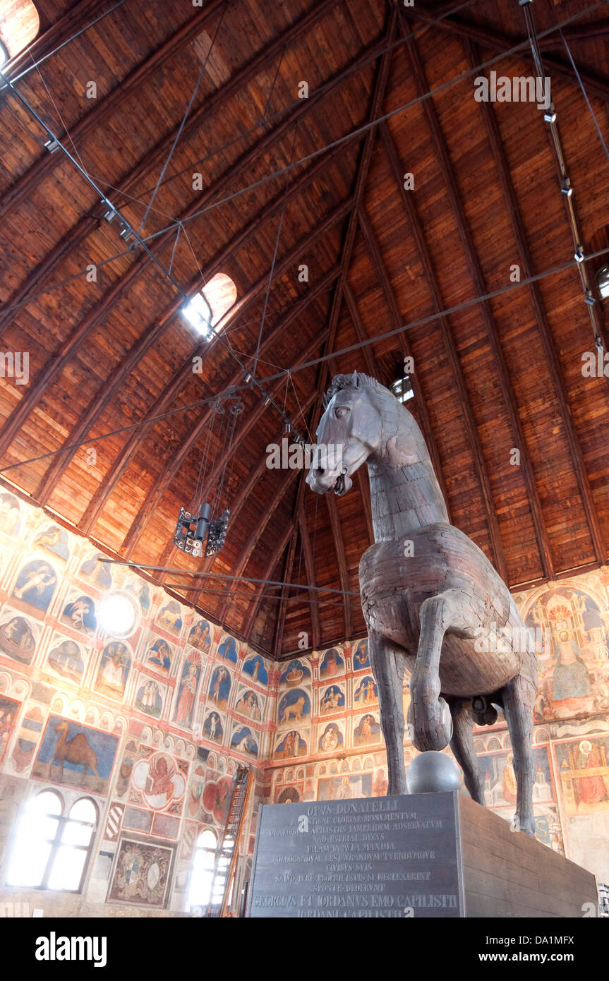 L'Italia, Veneto, Padova Palazzo della Ragione, cavallo di legno Foto Stock