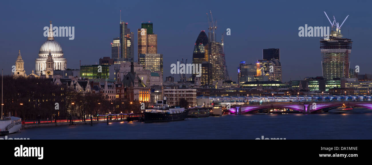 Panorama della skyline di Londra da Waterloo Bridge, Londra, Inghilterra Foto Stock