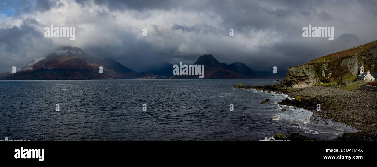 Le montagne Cuillen sul Loch Scavaig, Isola di Skye in Scozia Foto Stock