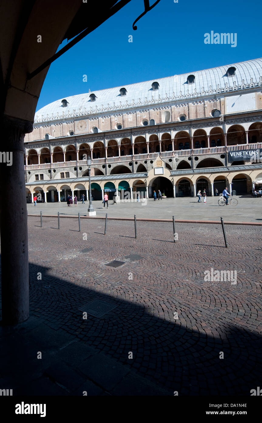 L'Italia, Veneto, Padova, Piazza Piazza delle Erbe, Palazzo della Ragione Palace Foto Stock